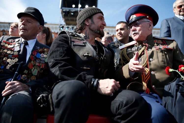 Szef 'Nocnych Wilków' podczas Parady Zwycięstwa na Placu Czerwonym w Moskwie