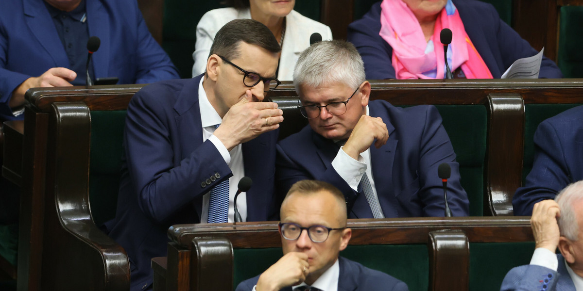 Trwa posiedzenie Sejmu. Na zdjęciu premier Mateusz Morawiecki, poniżej wiceminister finansów Artur Soboń.