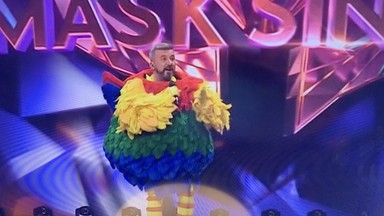 Polityczny dziennikarz Krzysztof Skórzyński został kogutem na scenie Mask Singer