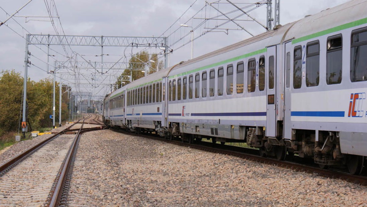 Związek Zawodowy Pracowników Warsztatowych alarmuje prezesa UTK Krzysztofa Dyla o złym stanie technicznym taboru kolejowego PKP Intercity i apeluje o pilne wdrożenie postępowania administracyjnego w celu wyeliminowania zagrożenia. Według związku, zły stan techniczny taboru przewoźnika z Grupy PKP daje postawy, by sądzić, iż "jest bardzo realne zagrożenie bezpośredniego niebezpieczeństwa katastrofy w ruchu lądowym na dużą skalę".