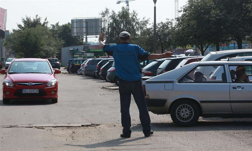 Przegońcie parkingowych naciągaczy