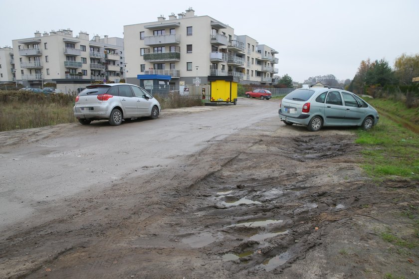 Deweloper obiecał mieszkańcom asfalt i chodnik. Zamiast drogi, jest błoto i dziury