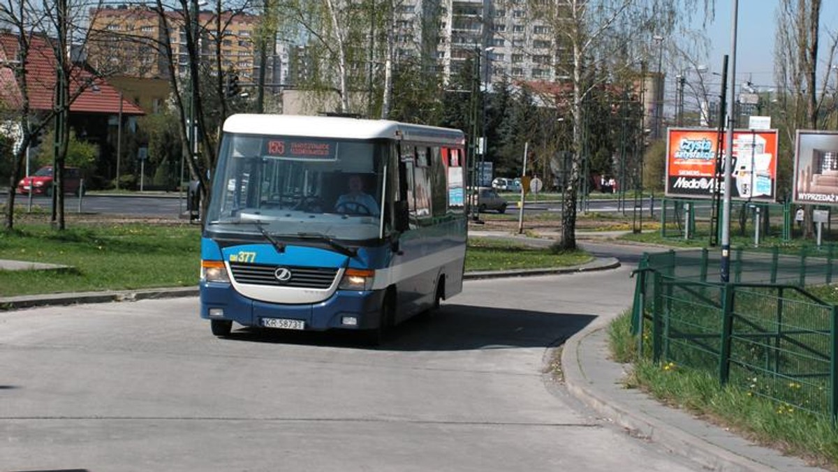 Krakowianie mieszkający na osiedlu Bodzów (Dębniki) walczą o autobusowe połączenie z centrum miasta. Chodź ich domy w linii prostej znajdują się sześć kilometrów od Wawelu, to do najbliższego przystanku autobusowego muszą iść… 45 minut. Zarząd Infrastruktury Komunalnej i Transportu od lat obiecuje rozwiązać problem. Pieniądze na ten cel miały się znaleźć w tym roku. Teraz okazuje się, że znów ich zabrakło.