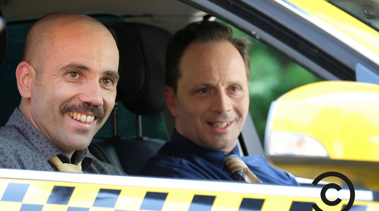 Kovács András Péter és  Janklovics Péter a taxi kormánya mögé pattantak