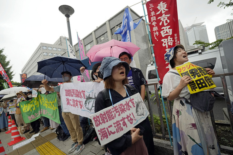 Protest przed siedzibą japońskiego premiera przeciwko zrzutowi skażonej wody z Fukushimy