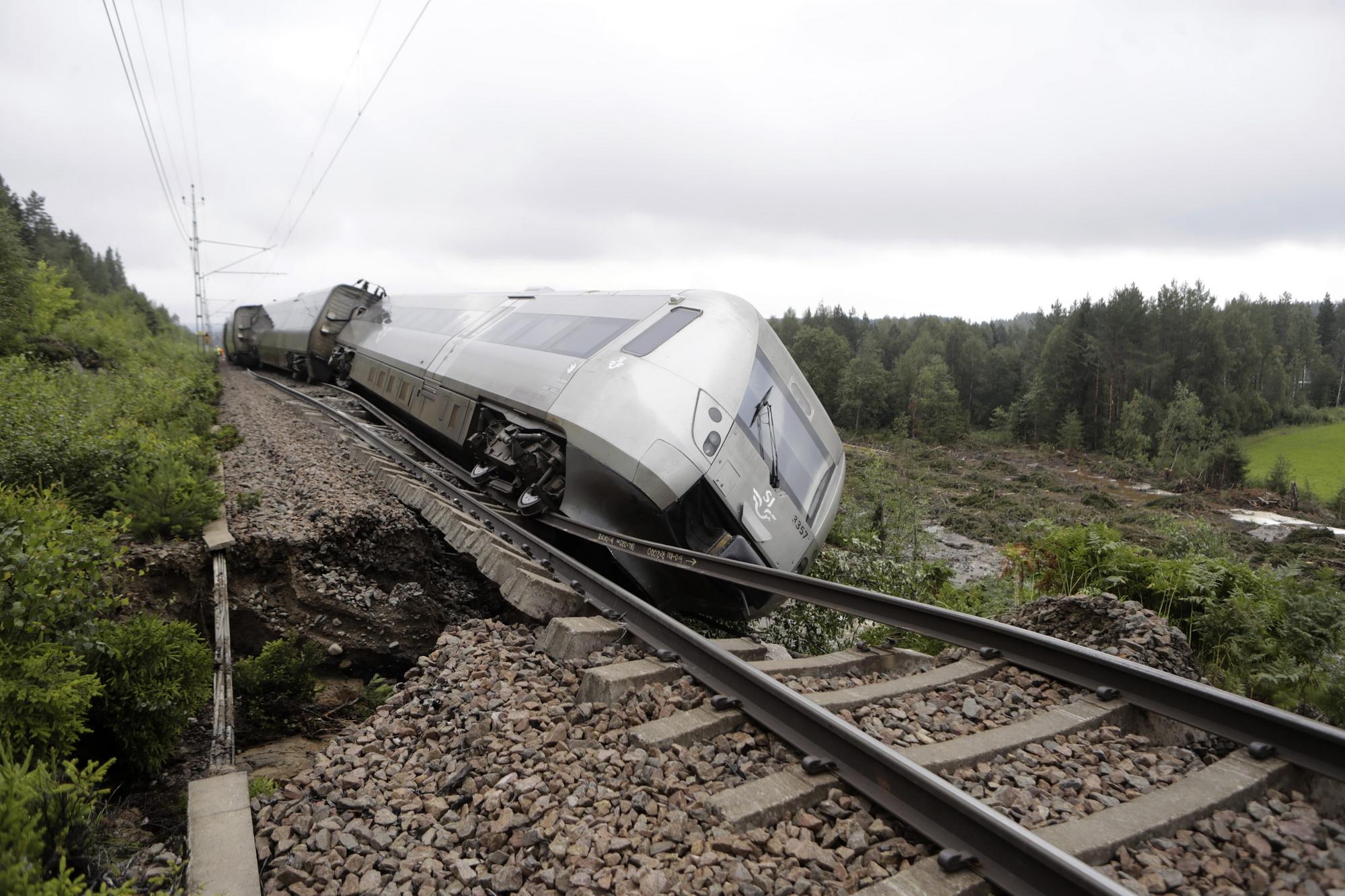 Vo Švédsku sa vykoľajil vlak.