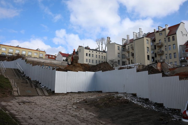 Apartamentowiec między kamienicami w Śródmieściu Olsztyna. Pomimo protestów, ruszyły roboty [ZDJĘCIA]