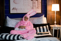 "Hotel 52": Piotr Szwedes w stroju króliczka