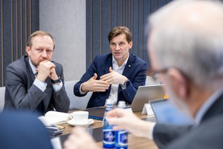 Koło ratunkowe czy nagroda pocieszenia dla polskiego atomu? Bruksela chce umożliwić elektrowni handel energią z OZE