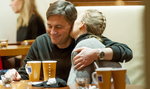 Krzysztof Ibisz przytula się z ukochaną w kawiarni