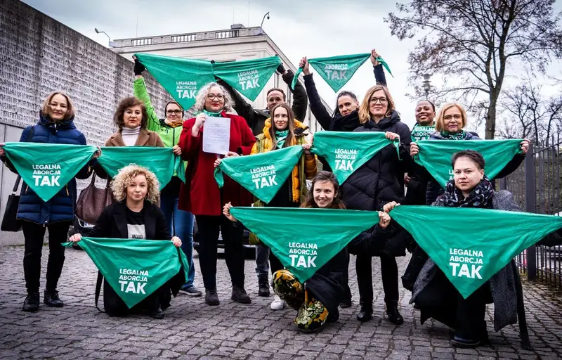 Członkinie Komitetu &quot;Legalna aborcja. Bez kompromisów&quot; podczas składania ponad 200 tys. podpisów popierających ustawę obywatelską legalizującą aborcję w Polsce / Komitet &quot;Legalna aborcja. Bez kompromisów&quot; 