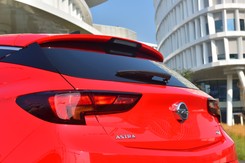 Nowy opel astra wjeżdża na polski rynek. Znamy pierwsze ceny. Ile kosztuje najtańszy model? WIDEO