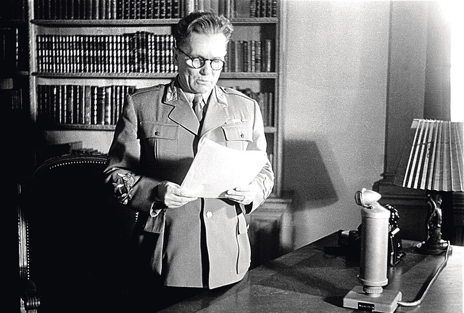 Maršal Tito čita govor za radio povodom završetka rata u Evropi, 9. maj 1945. 