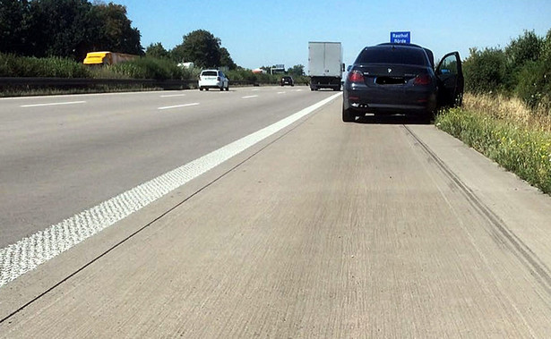 Policja zbaraniała na autostradzie A2. Kierowca zamiast trójkąta wystawił… miskę papryki [FOTO]