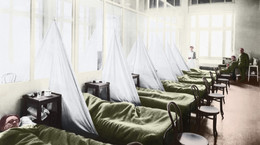 Oddział grypy w szpitalu w Aix-les-Bains we Francji podczas epidemii hiszpańskiej grypy w latach 1918-19 / Shutterstock / Everett Historical