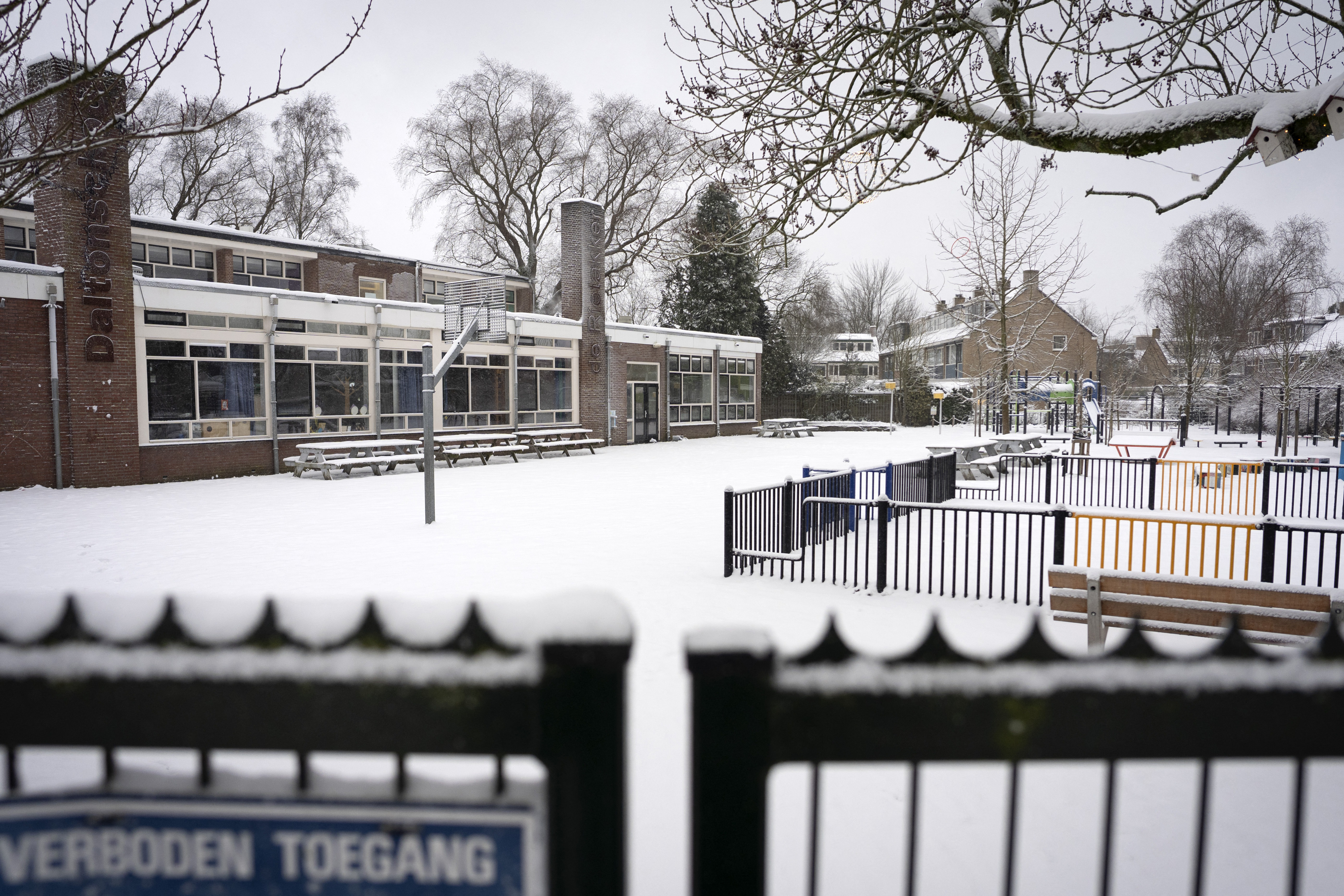 Winterchaos legt Bremen und Niedersachsen lahm: Weitreichende Schulschließungen