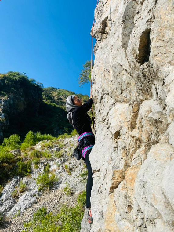 Sara, wspinająca się w skałkach 