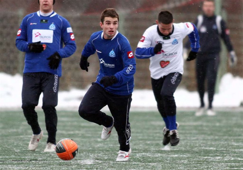 Polscy piłkarze w większości mają już długie zimowe urlopy. Nasza ekstraklasa gra bardzo mało