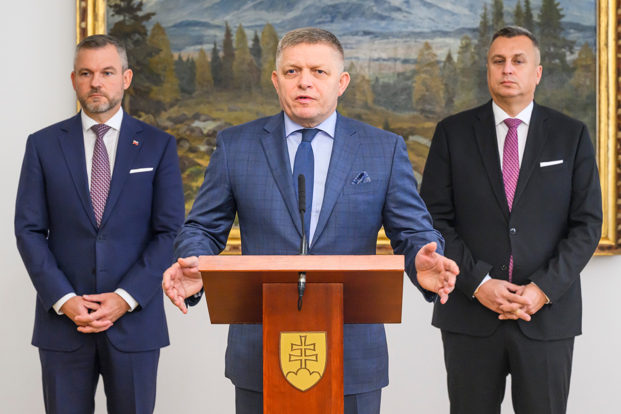 Predseda HLAS-SD Peter Pellegrini, predseda SMER-SD Robert Fico a predseda SNS Andrej Danko podpísali v stredu memorandum o porozumení.