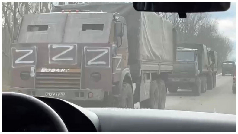Rosyjska ciężarówka wojskowa z improwizowaną obroną w obwodzie charkowskim. Kwiecień 2022 r.