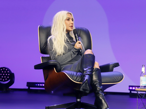Kim Kardashian tarolt a meztelenruhák versenyén, nem akárki előtt tisztelgett