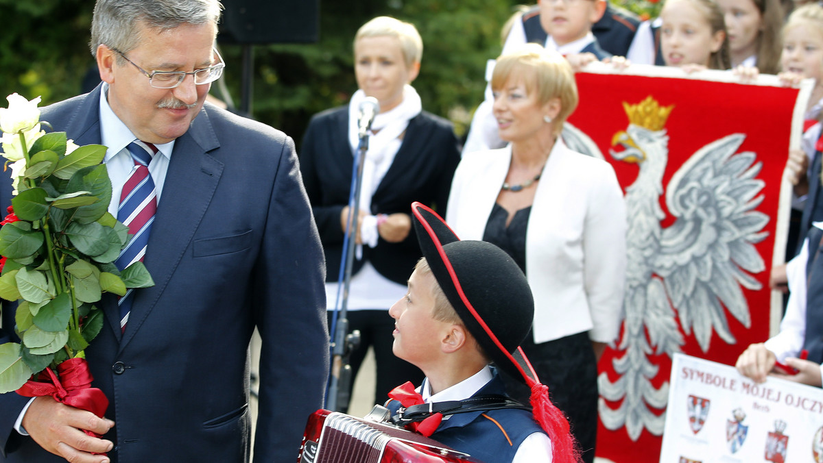 "Super Express": Prezydent Bronisław Komorowski kolejny raz został dziadkiem. Jak informuje dziennik w sobotę jego córka Maria urodziła syna. Kubuś, bo tak będzie miał na imię, jest trzecim wnukiem obecnej głowy państwa.