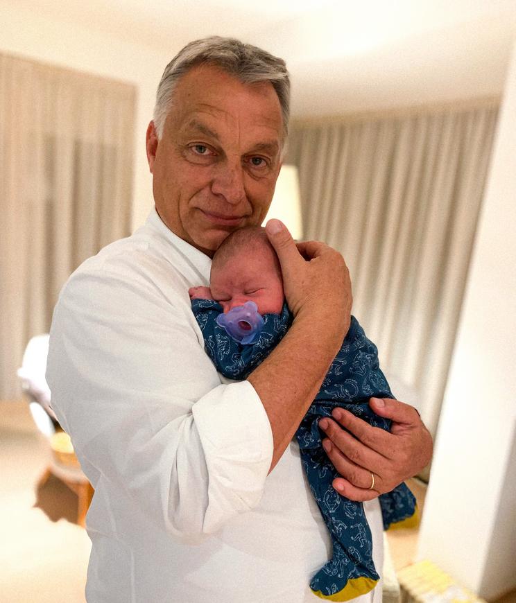 Orbán Viktor miniszterelnöknek négy unokája van, a képen a júliusban született János Fülöppel. De hamarosan megszületik az  ötödik unokája is, Ráhel harmadik gyermeke