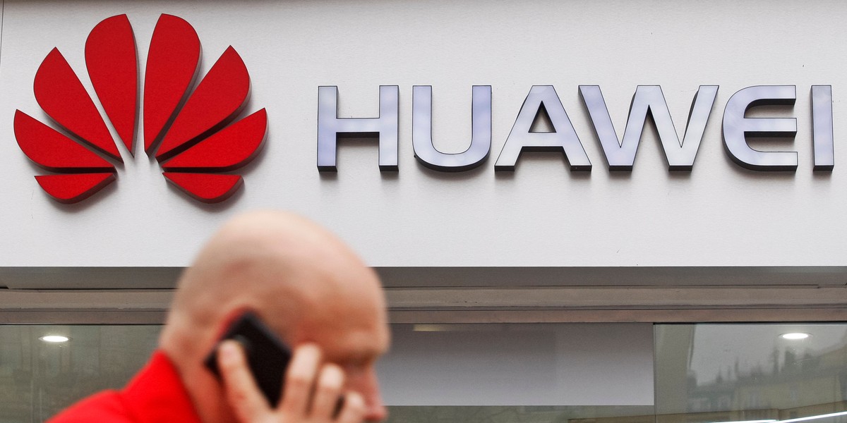 BiznesAlert.pl przypomina, że od maja 2019 roku amerykańskie firmy chcące współpracować z Huawei muszą ubiegać się o specjalne licencje wydawane przez departament handlu. 