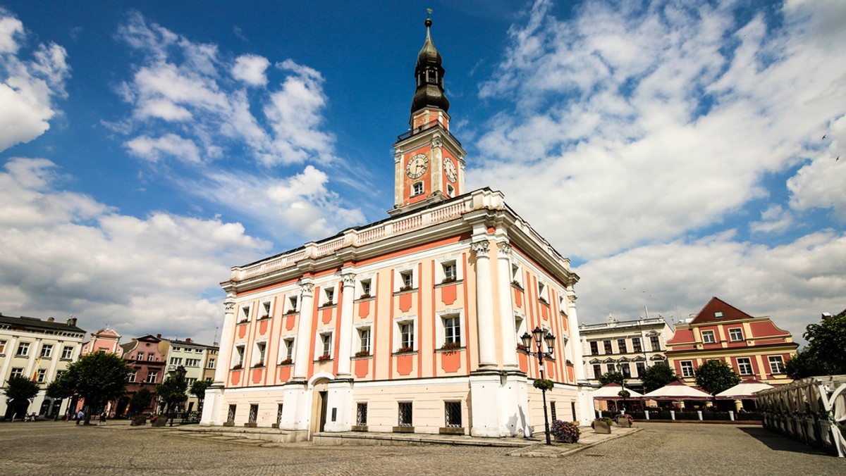 W centrum Leszna utworzono Strefę Płatnego Parkowania. W styczniu 2020 roku zmieniły się zasady korzystania ze Strefy. Sprawdzamy, z jakimi cenami trzeba się liczyć i jak teraz funkcjonuje Strefa.