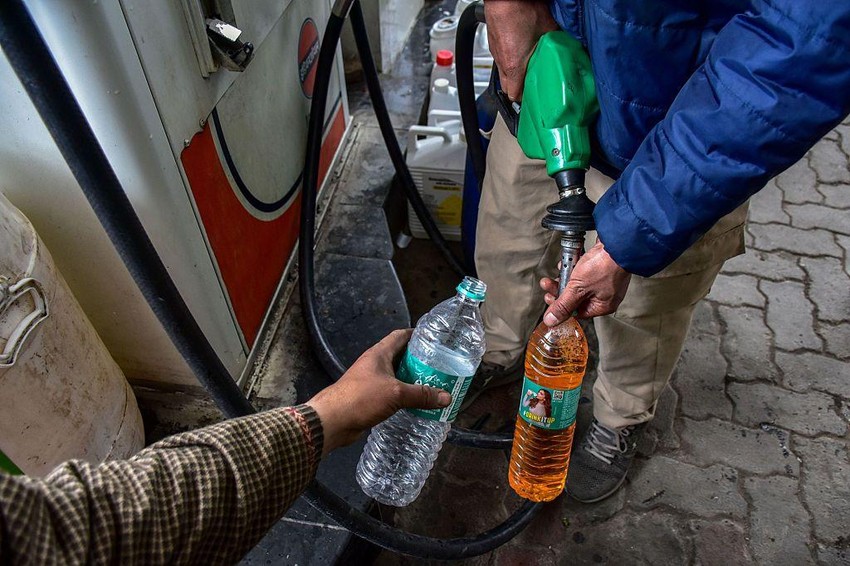 Benzinske pumpe širom Kašmira u Indiji suočile su se sa paničnom kupovinom nakon što su nestašice goriva potrajale tokom rata u Iranu | Foto: Saqib Majeed / SOPA Images / LightRocket via Getty Images