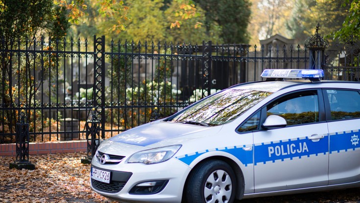 Czego nie wolno robić na cmentarzu w 2025 roku. Mandaty do 5000 zł i nowe zasady porządku