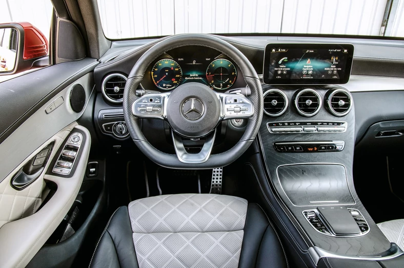 Porównanie SUV-ów: Mercedes GLC Coupe - kokpit