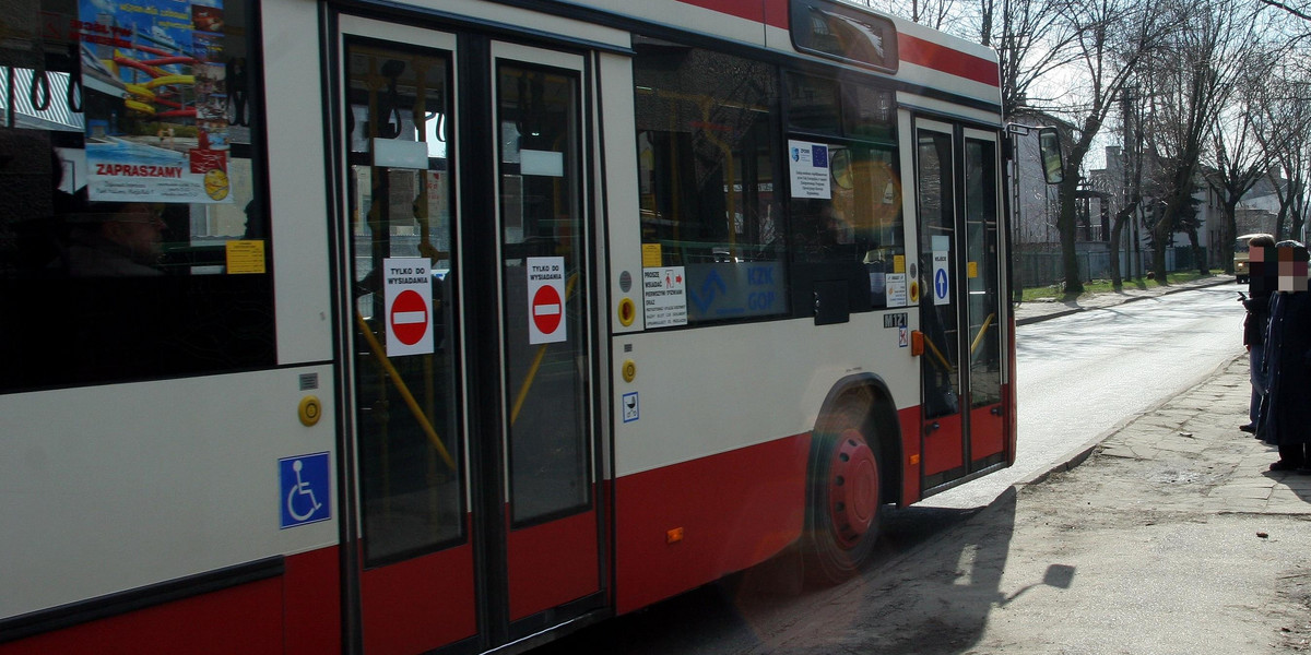 Nagi mężczyzna w autobusie, a na dworze mróz 