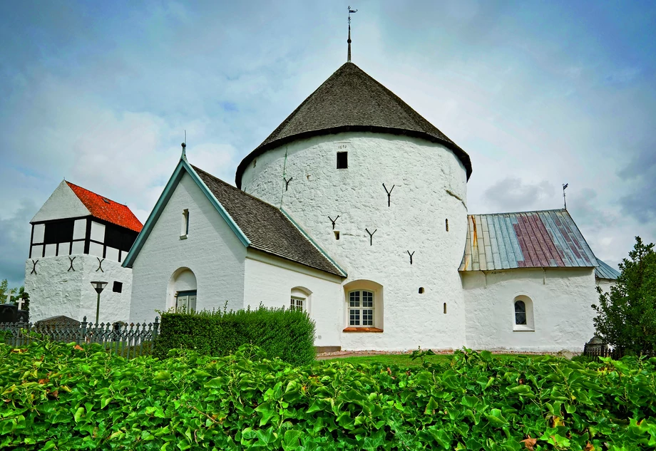 Jedną z historycznych atrakcji Bornholmu są romańskie kościoły rotundowe. Uważa się, że były nie tylko domami modlitwy, ale pełniły też funkcje obronne.
