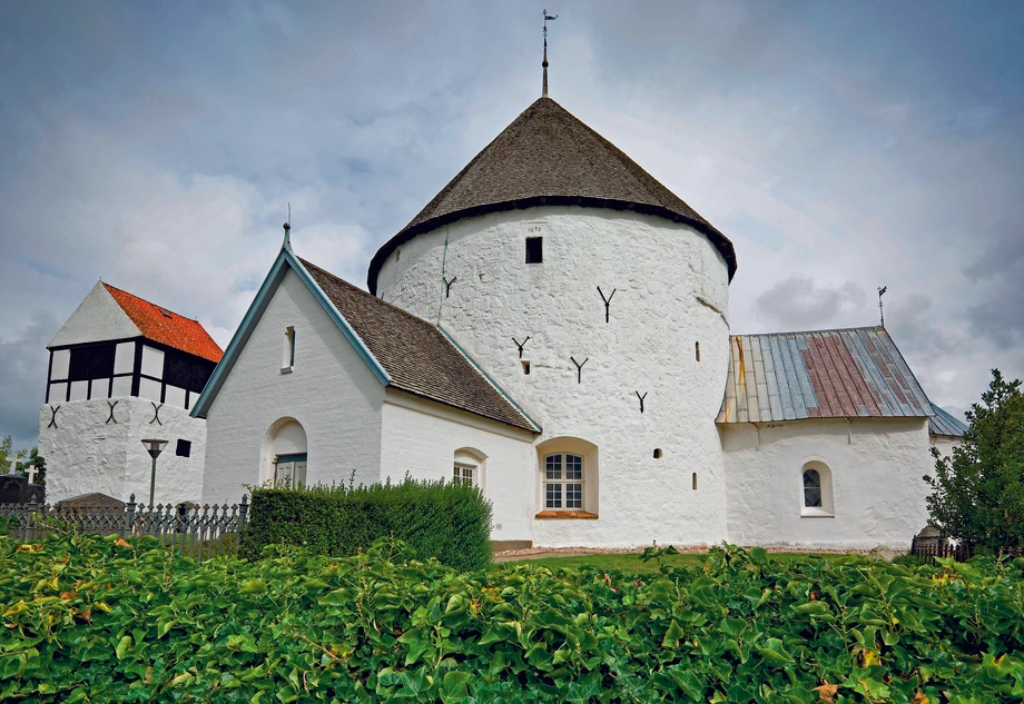 Jedną z historycznych atrakcji Bornholmu są romańskie kościoły rotundowe. Uważa się, że były nie tylko domami modlitwy, ale pełniły też funkcje obronne.