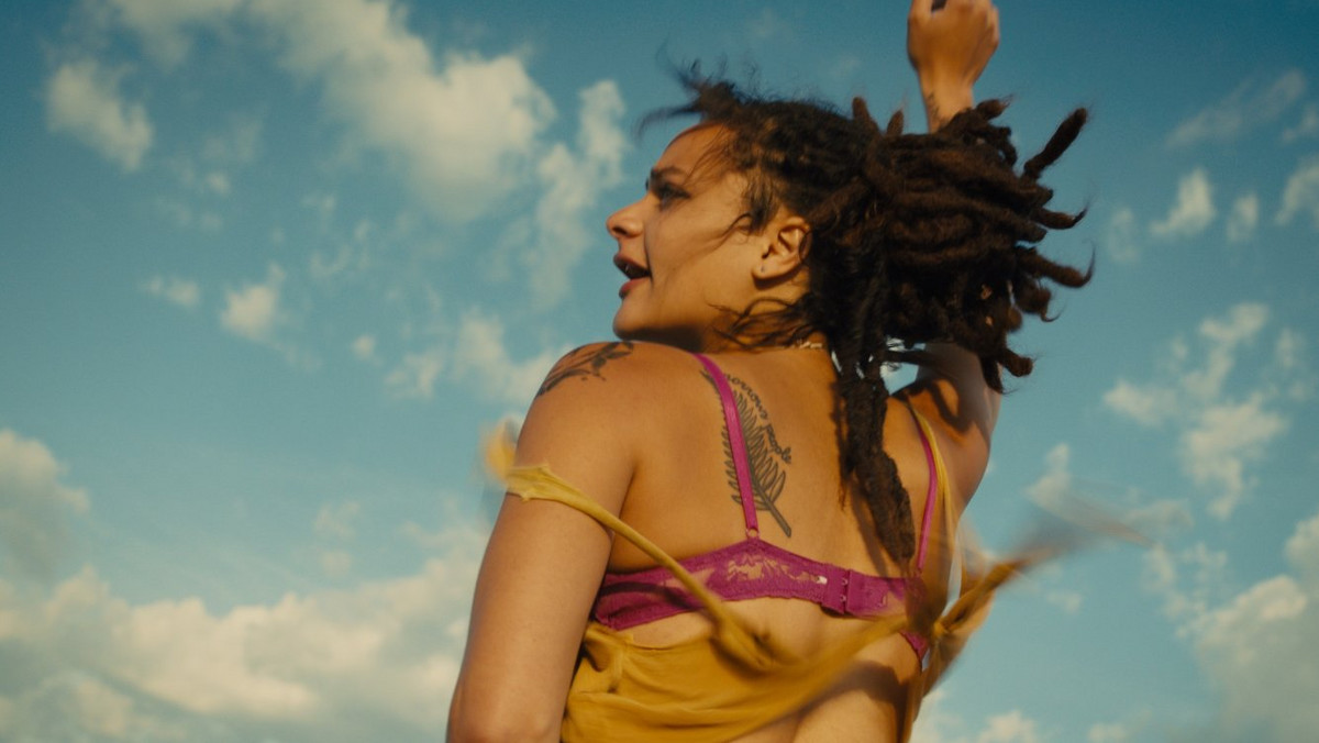 Celebrowana autorka „Wichrowych wzgórz” wraca w klimaty bliższe „Fish Tank”, ale tym razem przenosi akcję na teren USA. Andrea Arnold w filmie „American Honey” śledzi losy Star, osiemnastolatki ze społecznych nizin Teksasu. Osierocona przez matkę ćpunkę dziewczyna próbuje uchronić dwójkę młodszego rodzeństwa przed zapitym ojczymem, sama jednak pada ofiarą jego chuci.