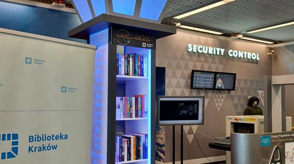 Pasażerowie na lotnisku w Balicach mogą korzystać z biblioteki