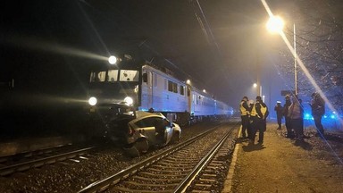 O krok od tragedii. Pociąg uderzył w auto, które utknęło na przejeździe