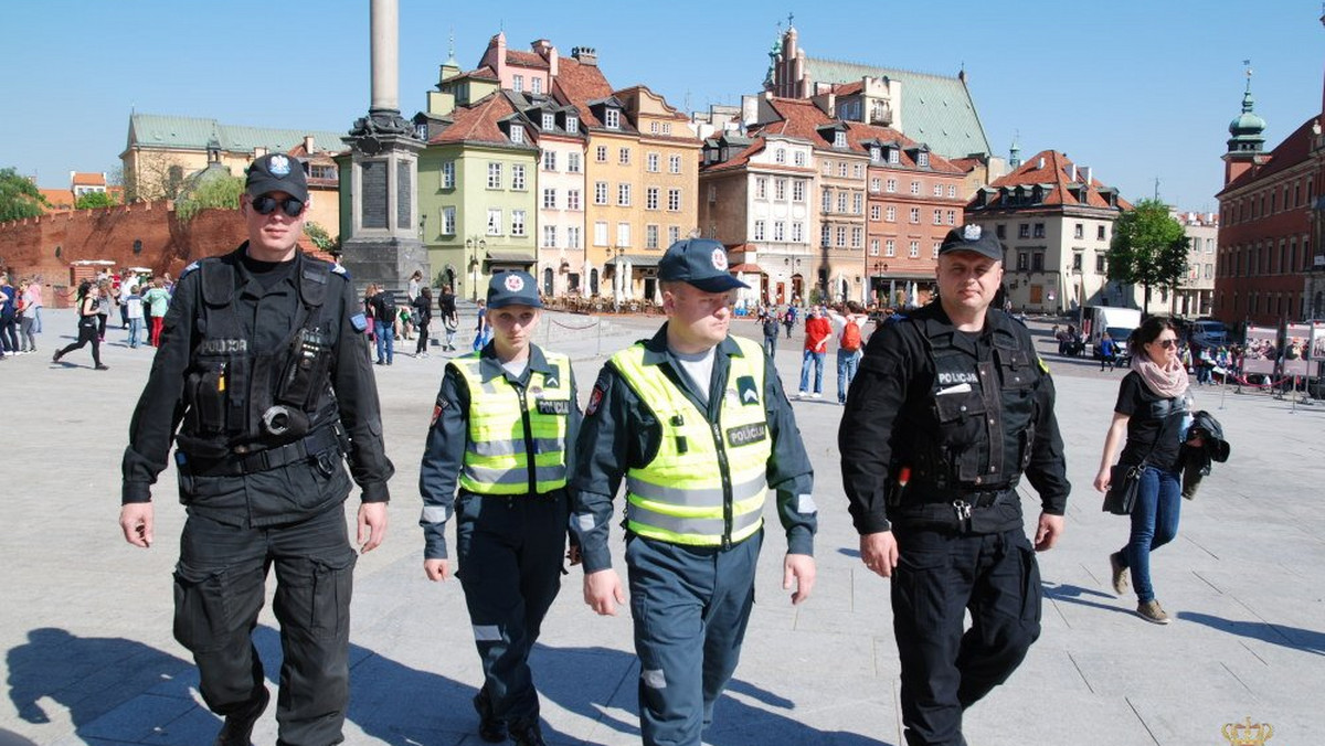 Na ulicach Warszawy pojawili się policjanci w nieco innych mundurach. Chodzą na patrole, biorą udział w szkoleniach, będą też uczestniczyć w zabezpieczaniu imprez masowych. To funkcjonariusze z Wilna, którzy przyjechali do Polski w ramach wymiany stażowej.