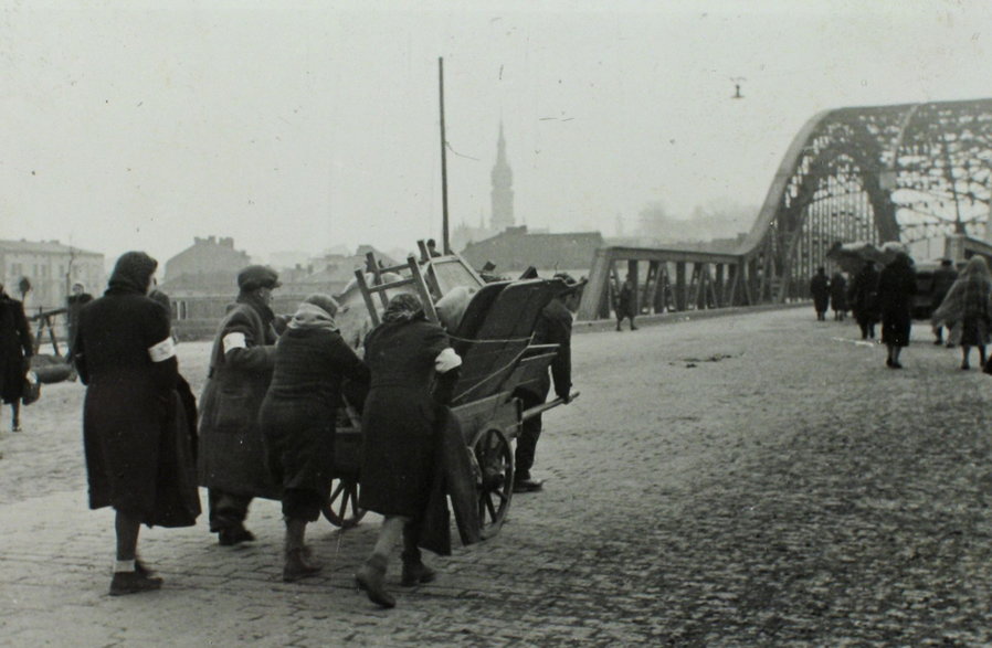 Przymusowe przesiedlenie do getta w Podgórzu, po prawej Most Piłsudskiego, 1941 r