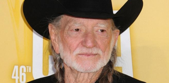<b>Willie Nelson</b>
<br>
<br>
W 1990 r. IRS (Internal Revenue Service) - działająca w Stanach Zjednoczonych agencja zajmująca się ściąganiem podatków - zażądała od znanego muzyka country 16 milionów dolarów zaległych należności. Większość jego majątku została wtedy zajęta.
<br>
Dzięki pomocy przyjaciół, którzy odkupili zajęte przez urzędników ruchomości, a potem je Nelsonowi zwrócili, muzyk już w 1993 roku rozliczył się ostatecznie z fiskusem.