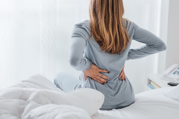 Bol u leđima tokom menstruacije: Kada je zbog nje a kada zna