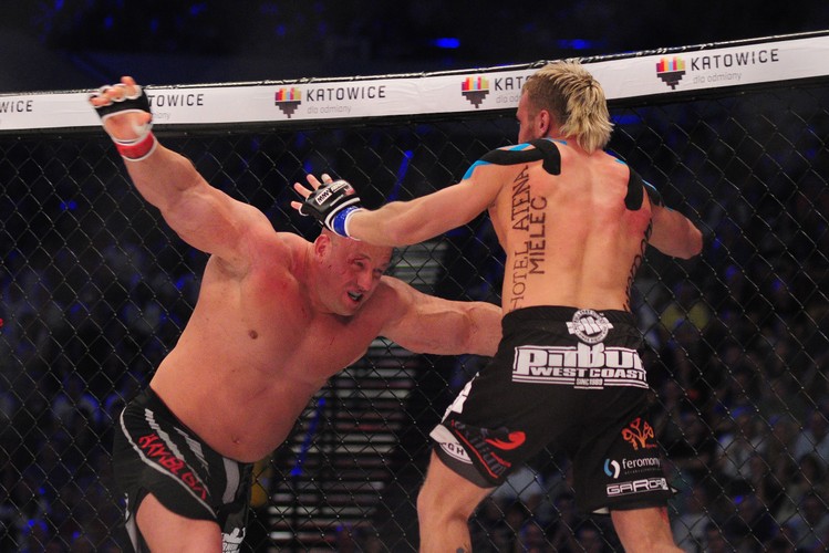 Żenujący 'popis' striptizera i 'Koksa'. Ganiali się po ringu