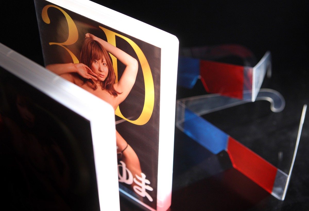 Yuma Asami, japońska gwiazda filmów porno, na okładce pierwszego filmu DVD dla dorosłych w technologii 3D. Fot. Bloomberg
