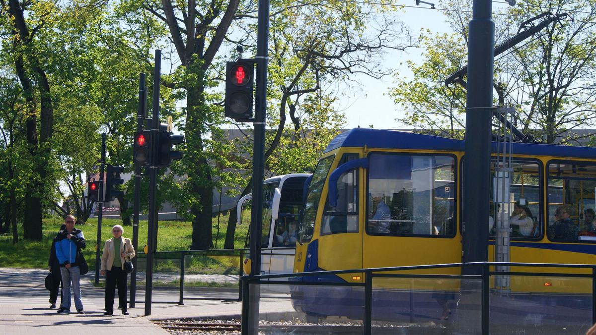 Toruń ma zamiar przeprowadzić biletową rewolucję. W planach jest wprowadzenie biletów semestralnych dla dzieci i młodzieży oraz kwartalnych dla wszystkich. Ceny części biletów zostaną obniżone, powiększy się za to grono osób uprawnionych do darmowych przejazdów autobusami i tramwajami.