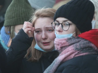 Sankcje gospodarcze wymierzone są w reżim Putina, ale ich skutki najmocniej odczują zwyczajni Rosjanie. Na zdj. płaczące kobiety w trakcie demonstracji w St. Petersburgu 27 lutego br.