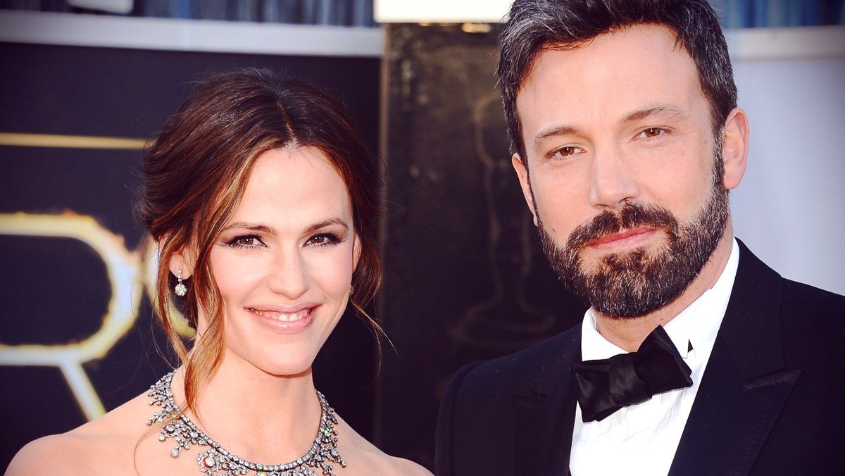 Ben Affleck i Jennifer Garner, jedna z najbardziej sympatycznych par Hollywood, jednak się rozwodzi – aktorzy wydali oświadczenie o rozstaniu po 10 latach małżeństwa. Plotki o kryzysie pary, które krążyły od pewnego czasu w amerykańskich mediach, niestety się potwierdziły. Ben i Jennifer mają troje małych dzieci.