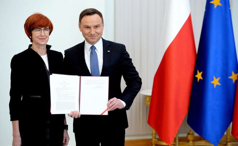 Prezydent Andrzej Duda w obecności minister rodziny, pracy i polityki społecznej Elżbiety Rafalskiej podpisał ustawę wprowadzającą "Program 500 Plus"