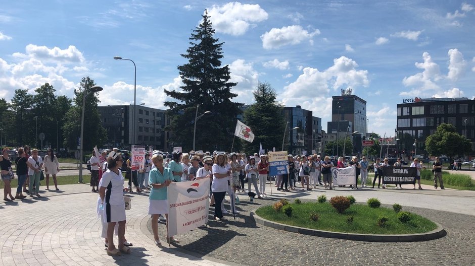 Protest pielęgniarek przed Urzędem Wojewódzkim w Kielcach