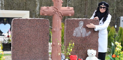 Przejmująca scena na cmentarzu w Grotnikach. Wdowa po Krawczyku mówi o krwawiącej ranie